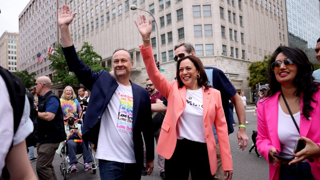 Kamala Harris usa blusa com a frase "amor é amor" ao lado do marido Doug Emhoff 