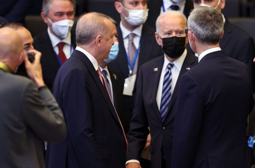 O presidente turco Recep Tayyip Erdogan, o presidente dos EUA Joe Biden e o secretário-geral da Otan, Jens Stoltenberg, na cúpula da Otan nesta segunda-feira (14)