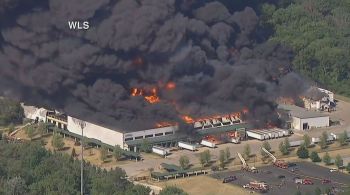 Bombeiros atenderam o chamado por volta das 8h, horário de Brasília; nuvem de fumaça densa pode ser vista a quilômetros de distância