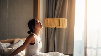 De acordo com a pesquisa, hábitos naturais de sono alinhados com os horários tradicionais de trabalho e escola podem favorecer a saúde mental