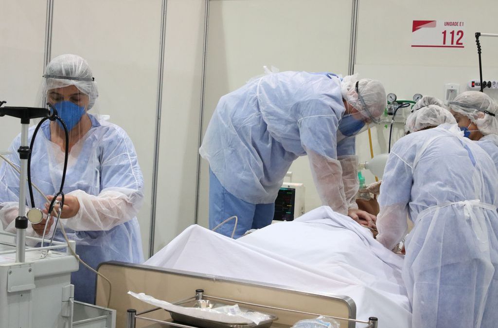 Leito do hospital de campanha no Complexo Esportivo do Ibirapuera, durante treinamento da equipe médica