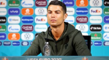 Jogador de Portugal tirou de cima da mesa duas garrafas da bebida gaseificada minutos antes do início da coletiva da Eurocopa; valor de mercado caiu