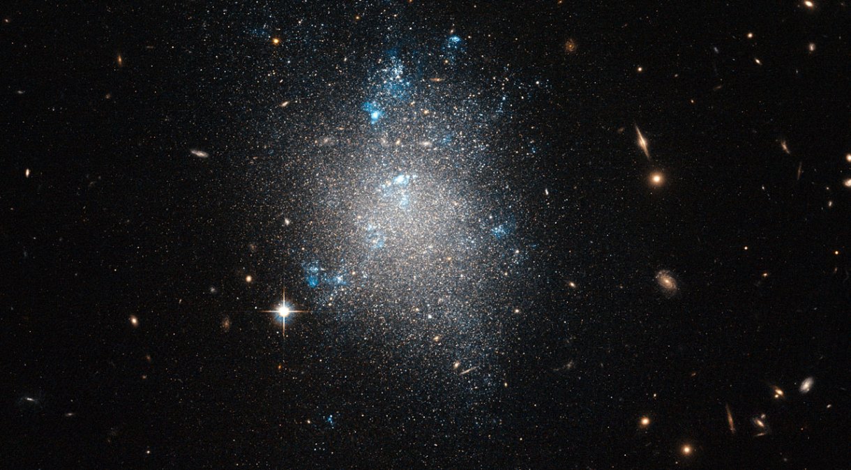Aglomerado de galáxias visto pelo telescópio espacial Hubble