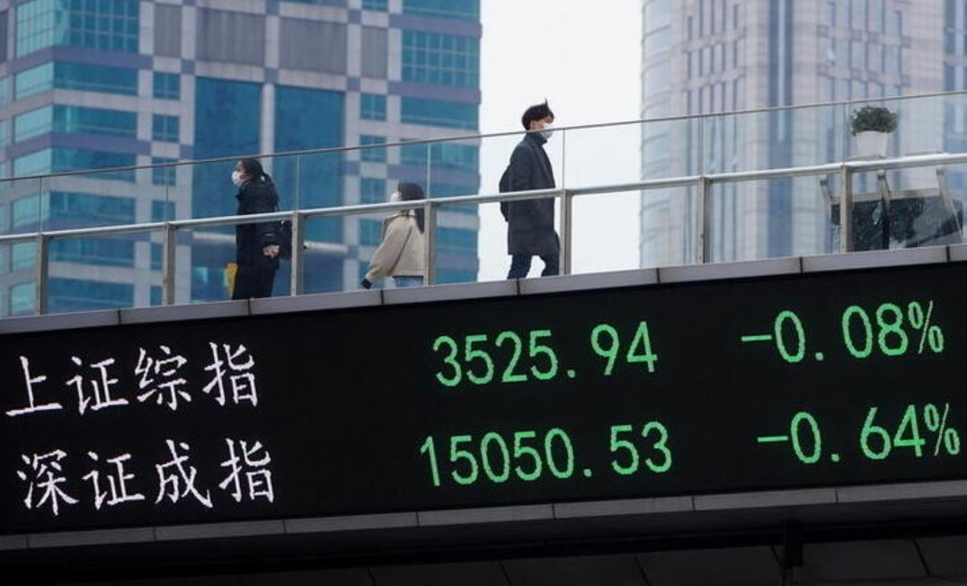 Telão em Xangai mostra flutuação dos mercados acionários