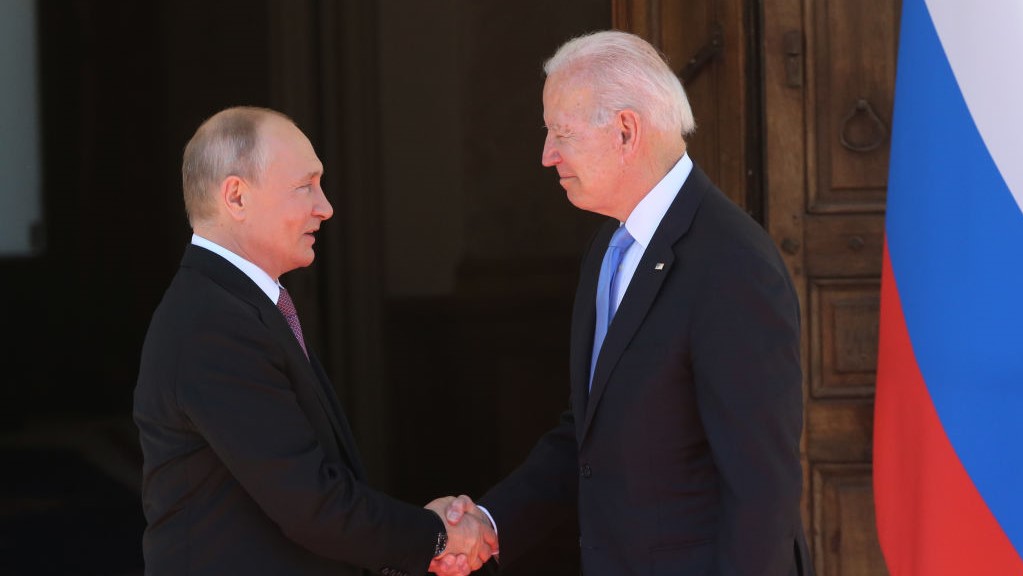 Os presidentes Joe Biden, dos Estados Unidos, e Vladimir Putin, da Rússia