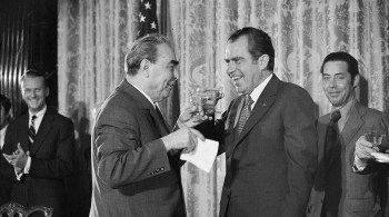 Segundo os repórteres, existem semelhanças entre os ex-presidentes Nixon e Trump: "ambos os crimes começaram por minar elemento básico da democracia, eleições livres e justas"