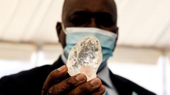 A pedra de 1.098 quilates, considerada o terceiro maior diamante "de qualidade" já encontrado, foi apresentada ao presidente Mokgweetsi Masisi