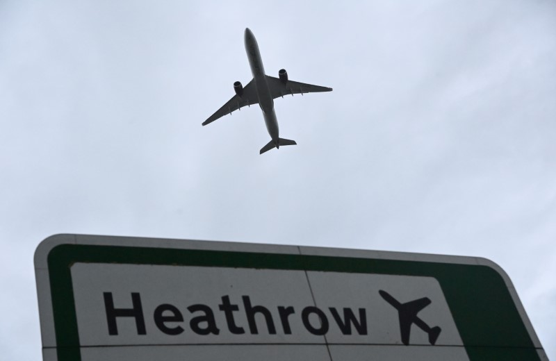 Avião decola do aeroporto de Heathrow, em Londres; governo pode rever restrições a viajantes vacinados