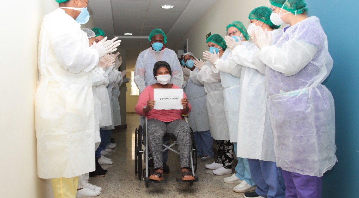 Paciente recebe alta hospitalar após internação por Covid-19