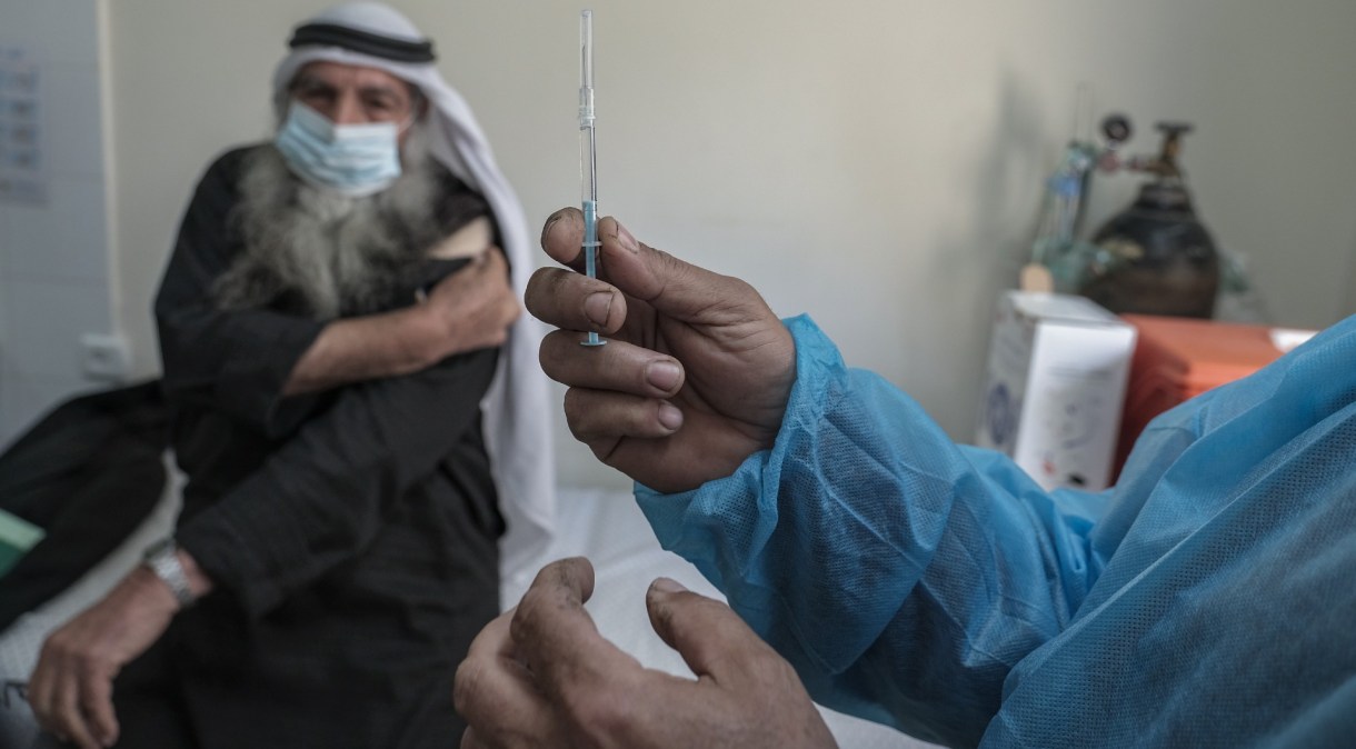 Profissional da Saúde prepara vacina contra Covid-19 na Faixa de Gaza