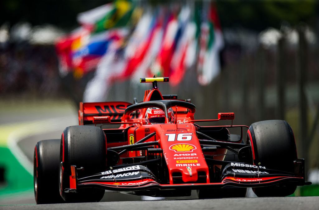 Carro do piloto Charles Leclerc, da Ferrari, disputando o Grande Prêmio de São Paulo em 17/11/2019