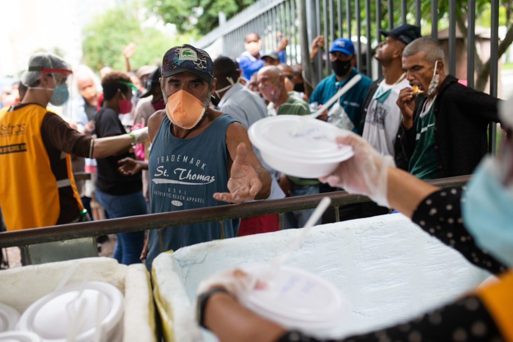 Distribuição de alimentos para moradores em situação de rua