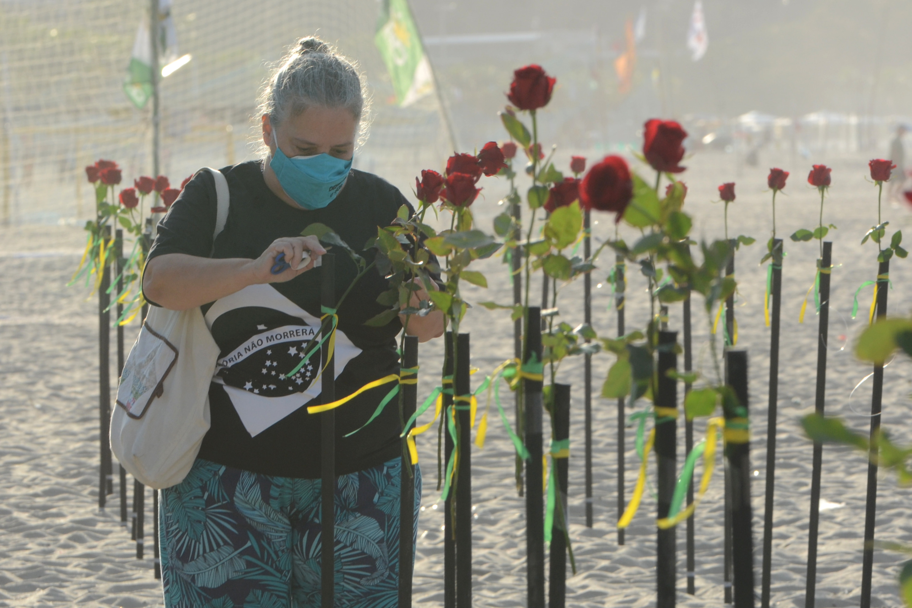 ONG faz protesto no Rio em memória dos mais de 500 mil mortos pela Covid-19