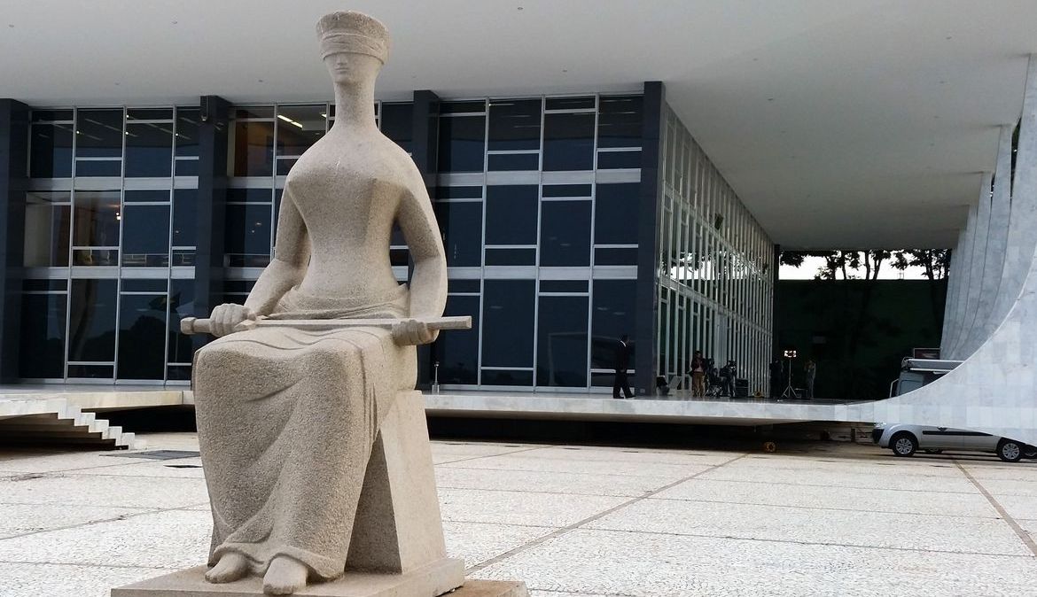 Estátua da Justiça em frente ao prédio do STF em Brasília (16.mar.2020)