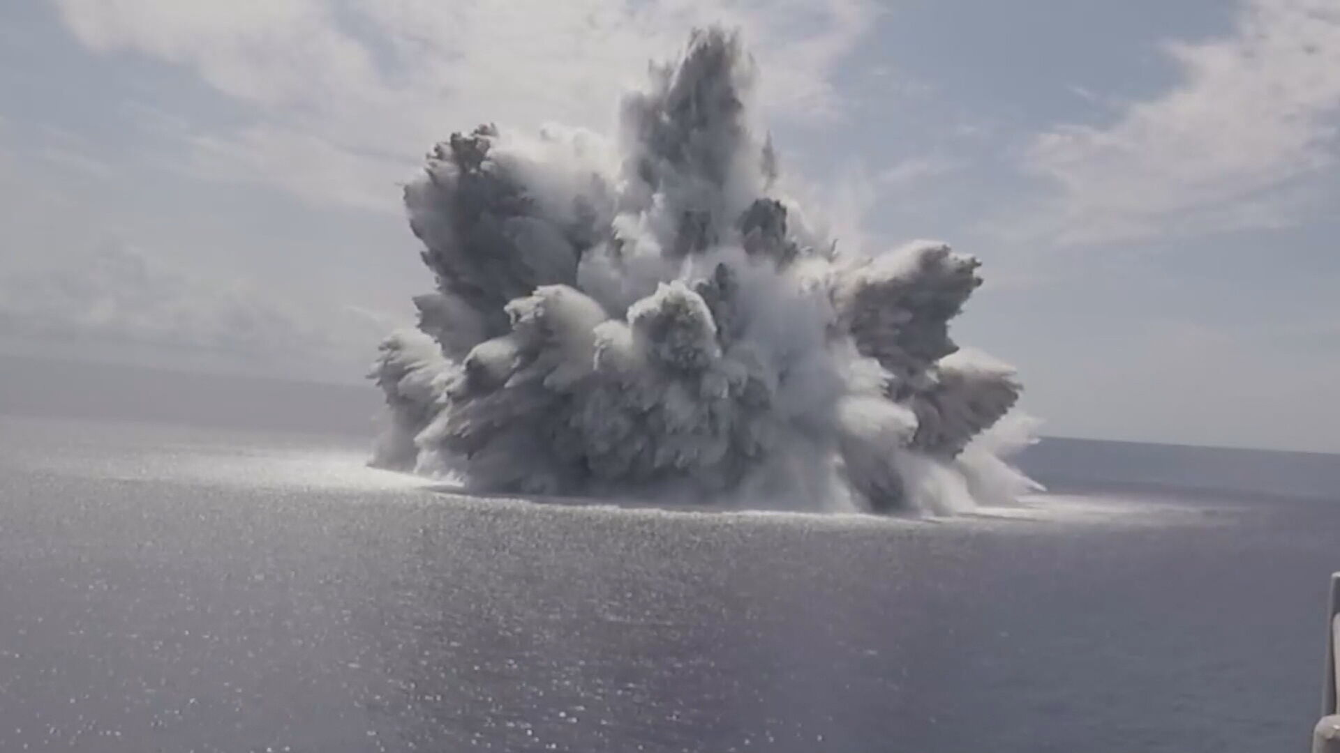 Marinha dos Estados Unidos fez teste para avaliar resistência de porta-aviões