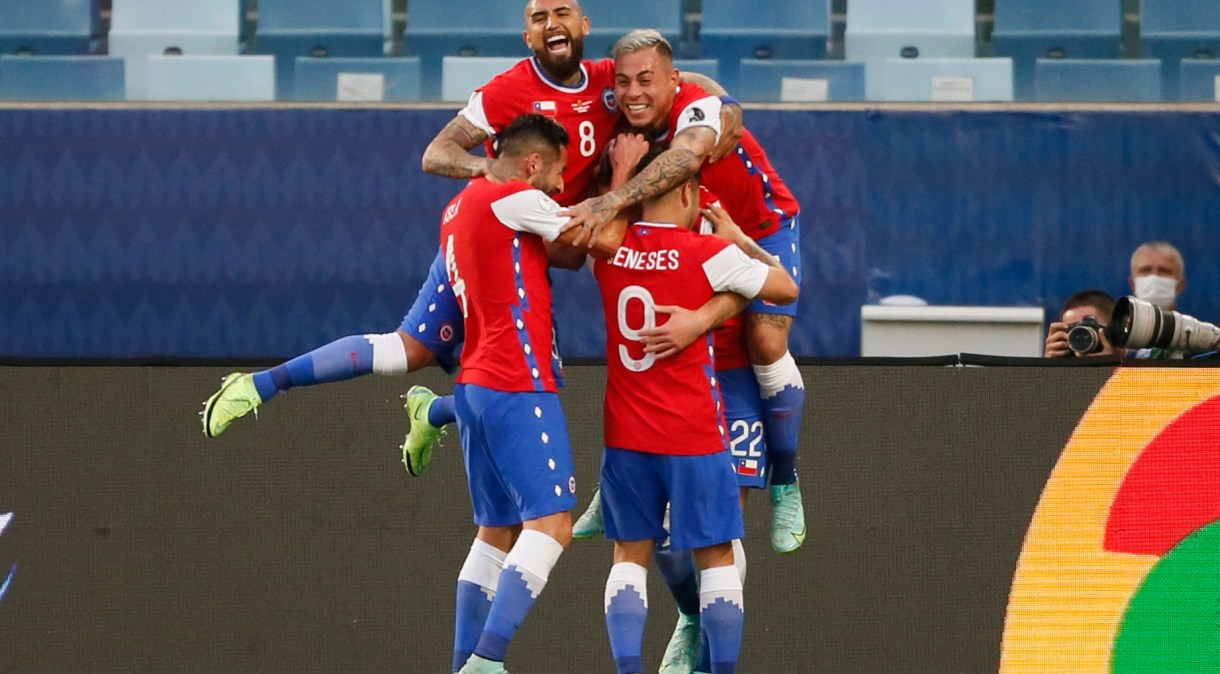 Jogadores da seleção do Chile comemoram durante partida contra a Bolívia em Cuiabá pela Copa América