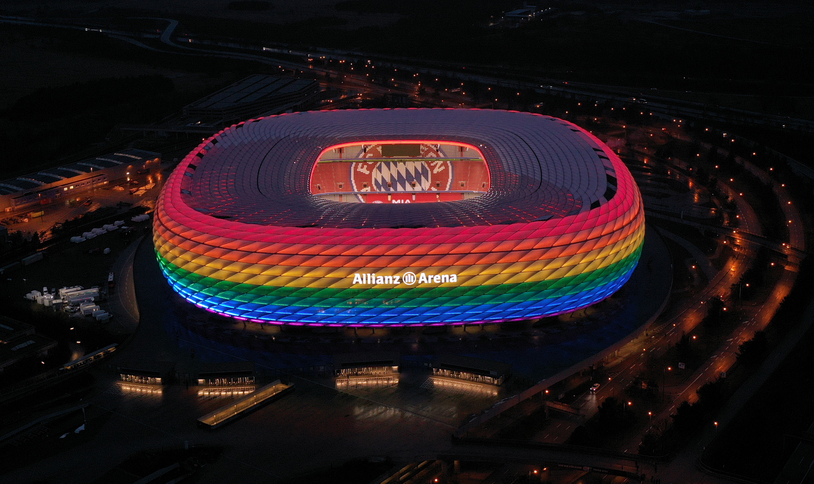 Allianz Arena em Munique, Alemanha, iluminada com as cores do arco-íris