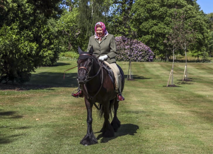 Rainha anda a cavalo no Windsor Home Park