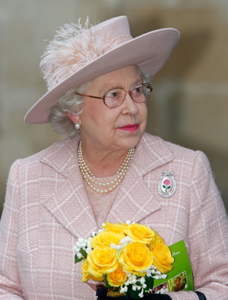 A Rainha usando o Broche do Centenário da Rosa em 2008