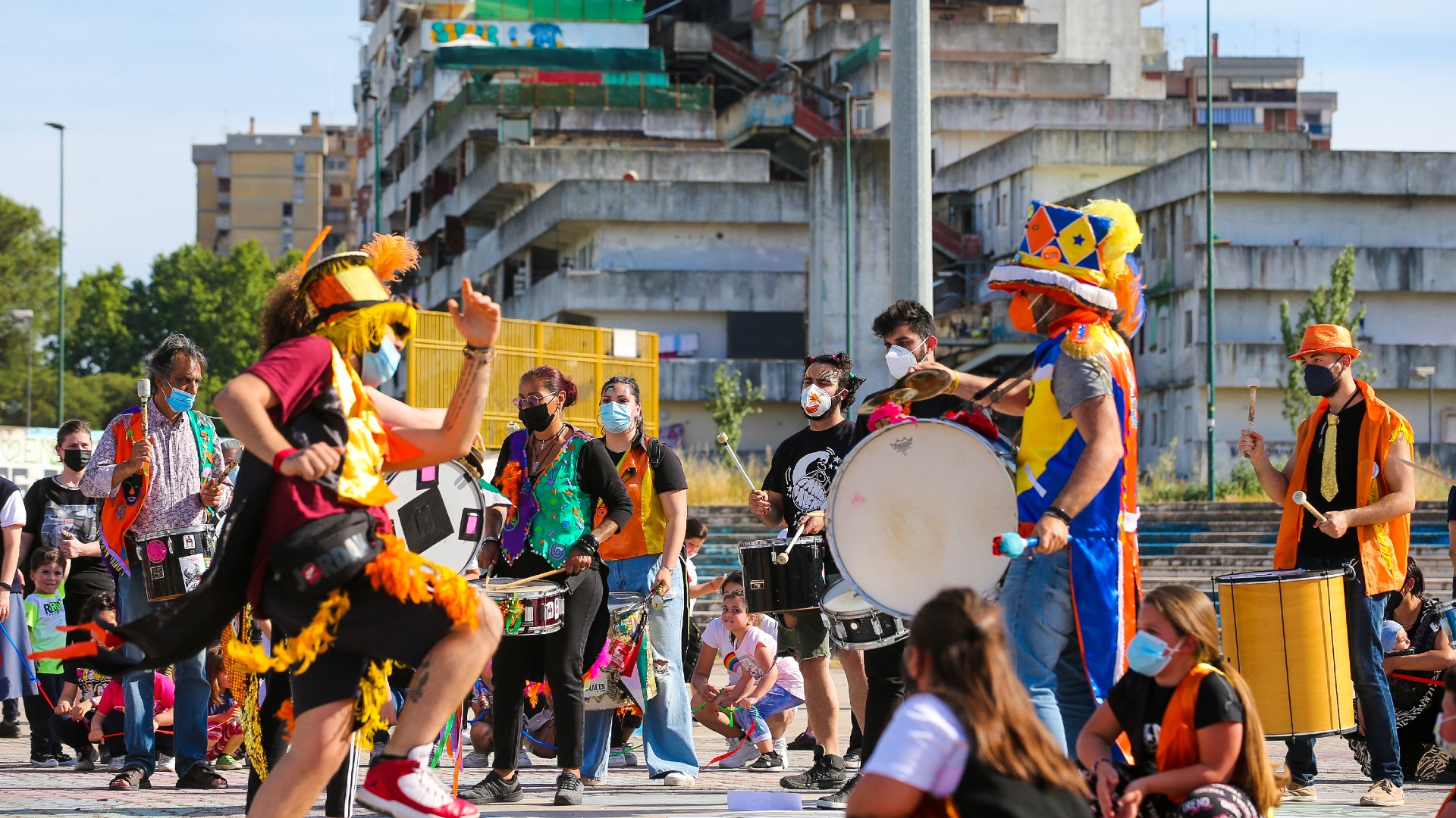 De máscara, italianos participam de flash mob na cidade de Nápoles