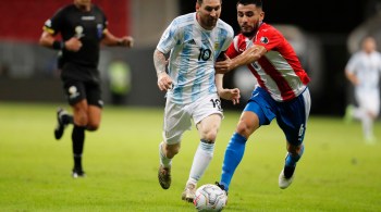 Impressionado com tatuagem de um fã, ídolo se encontrou com brasileiro na porta do estádio para assinar desenho em sua homenagem