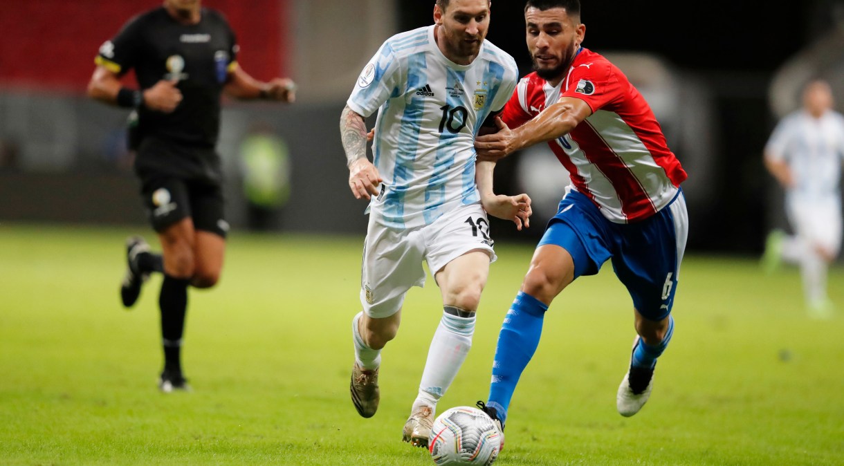 O jogador Lionel Messi durante jogo contra o Paraguai nesta segunda-feira (21) pela Copa América; partida aconteceu no Mané Garrincha, em Brasília