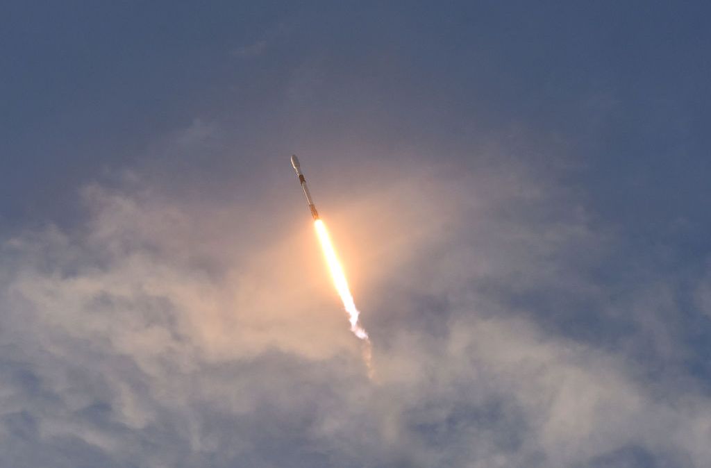 Lançamento do foguete SpaceX Falcon 9, que carrega 60 satélites da Starlink, do Cabo Canaveral, na Flórida (6/10/2020)