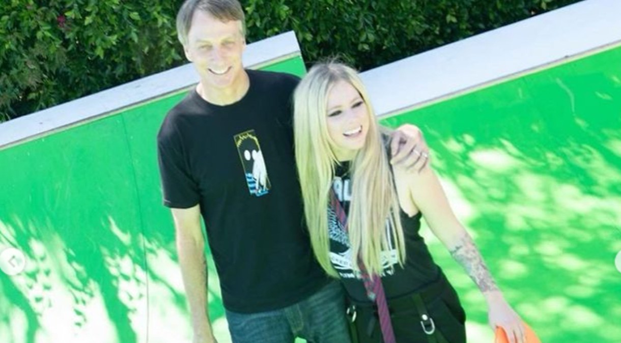 Tony Hawk, campeão do skate, e Avril Lavigne, cantora que estourou nos anos 2000 com o estilo pop rock