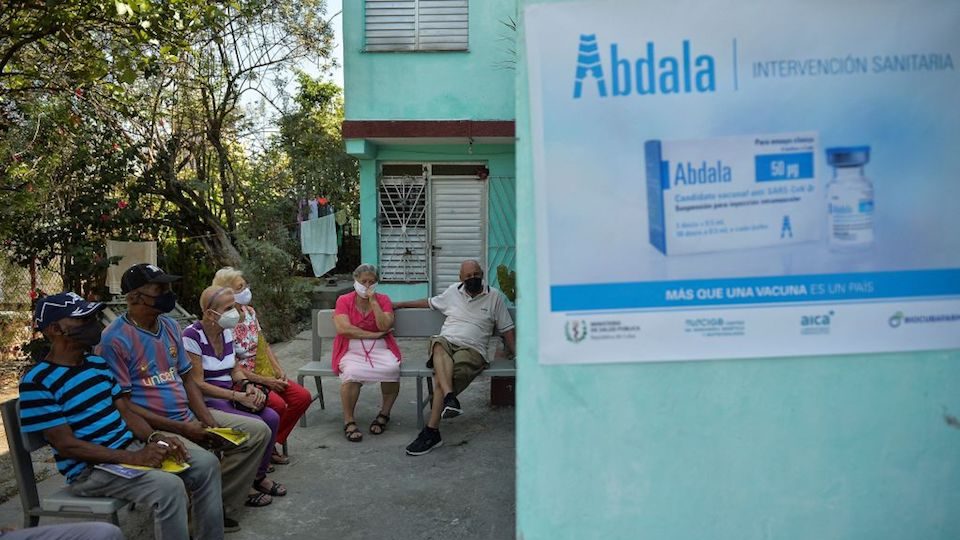 Idosos aguardam na fila para receber a candidata a vacina Abdala contra a Covid-19 em Havana, Cuba