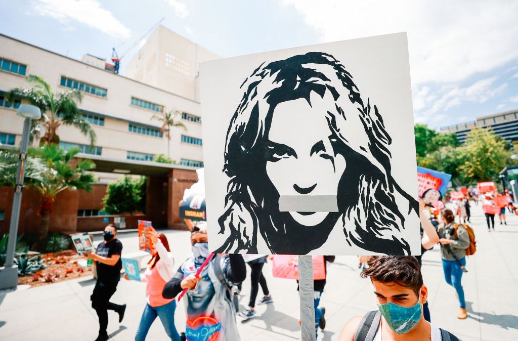 Protesto do movimento Free Britney, em 27 de abril de 2021, em frente ao Tribunal de Los Angeles, durante audiência sobre a tutela de Spears