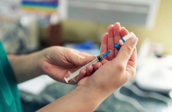 Anvisa aprovou uso do imunizante em pessoas com idades entre 4 e 60 anos