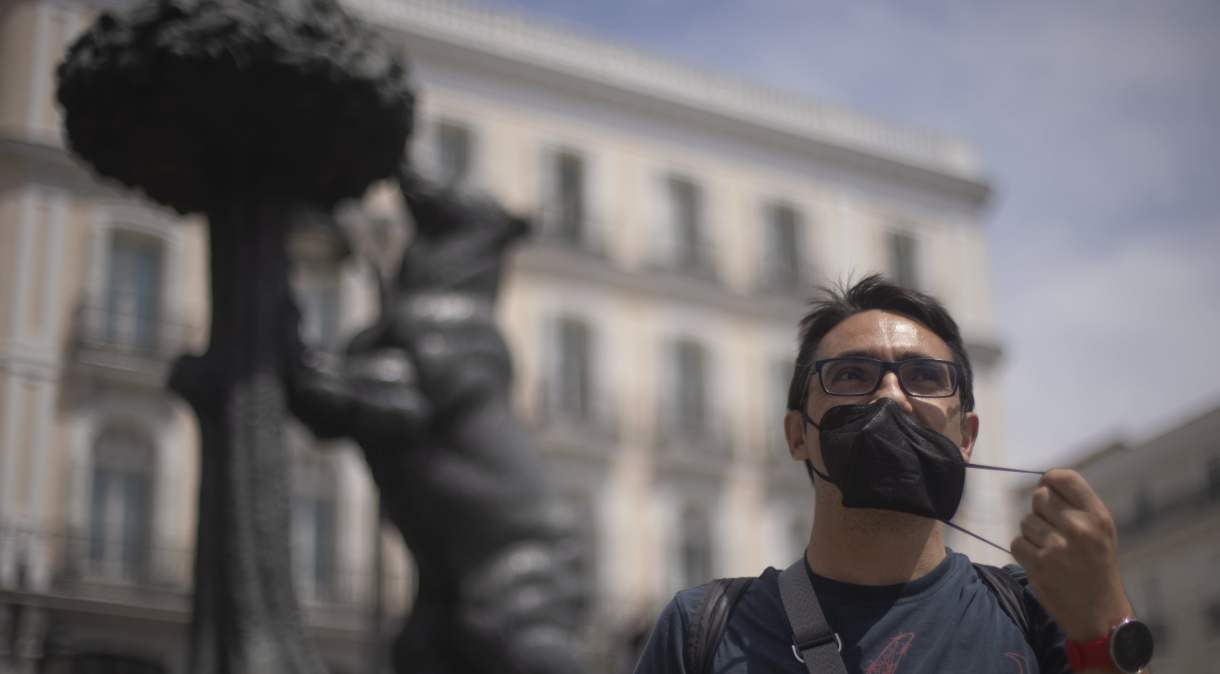 Homem tira máscara em Madrid, na Espanha