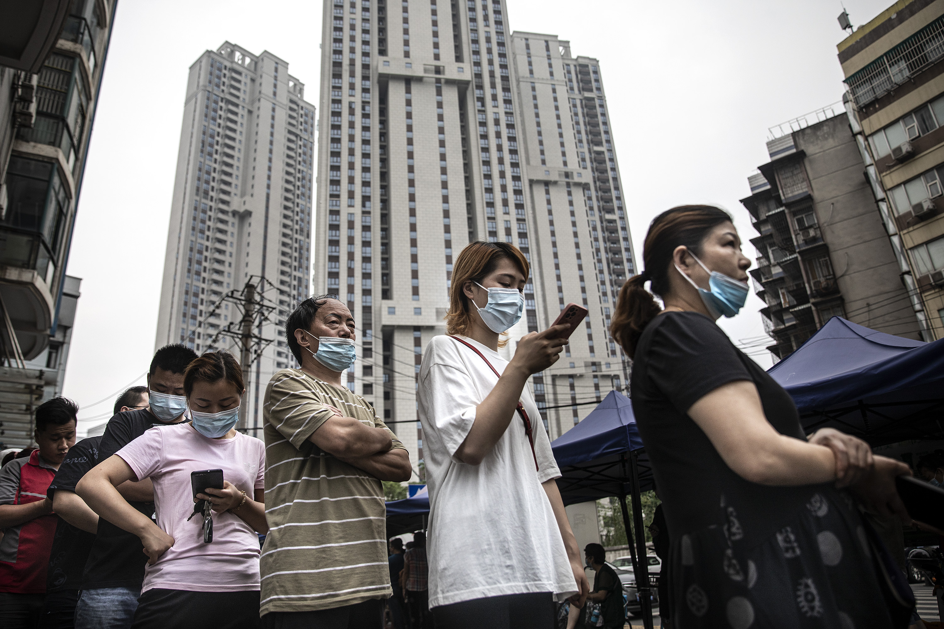 Residentes de Wuhan, na China, em fila para se vacinar contra Covid-19