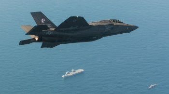 Jatos F-35B decolaram de porta-aviões britânico HMS Queen Elizabeth em missão contra alvos do Estado Islâmico no Oriente Médio