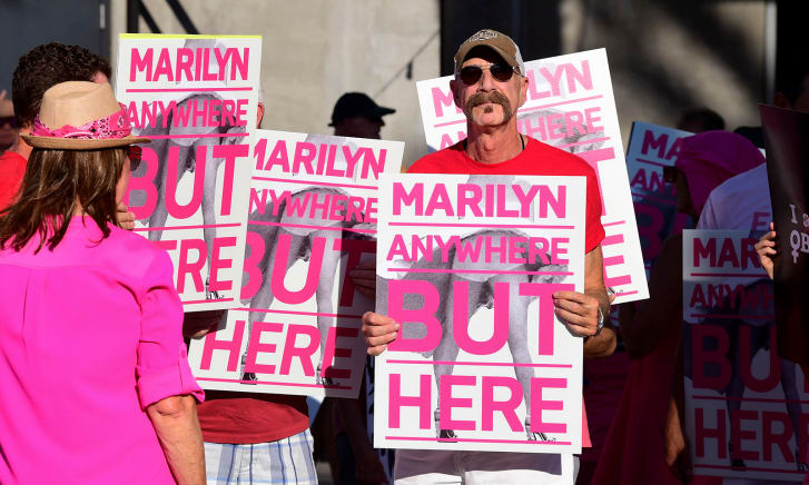 Protestos contra estátua de Marilyn Monroe