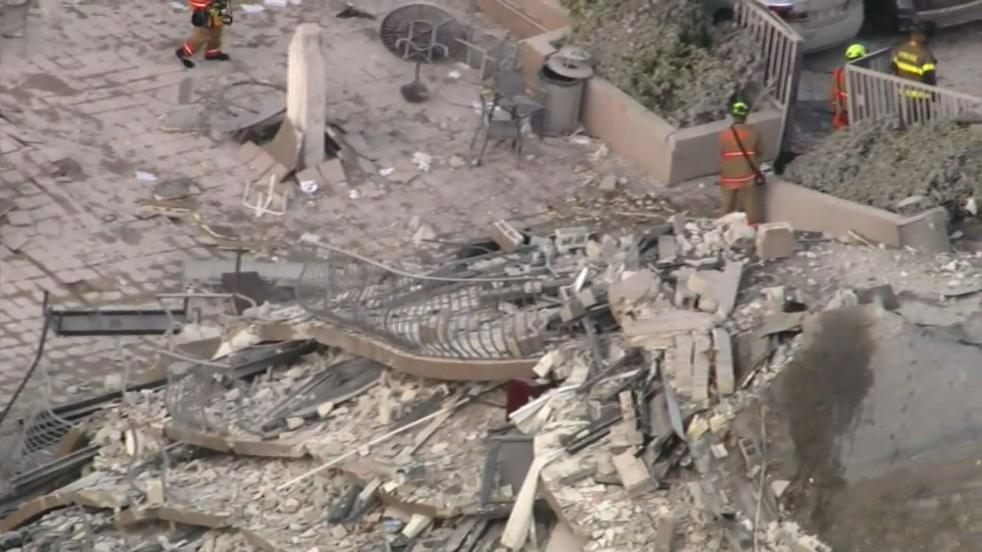 Operação de resgate após desabamento de prédio em Miami