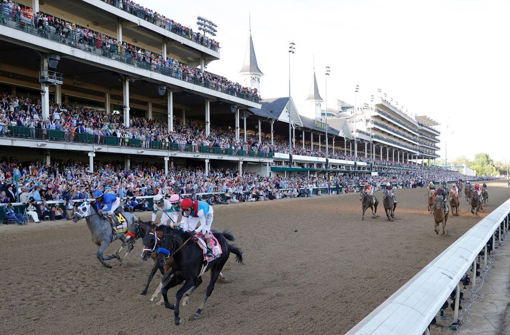 Público de 60 mil pessoas assiste a corrida de cavalos Kentucky Derby, nos EUA, em 1 de maio de 2021
