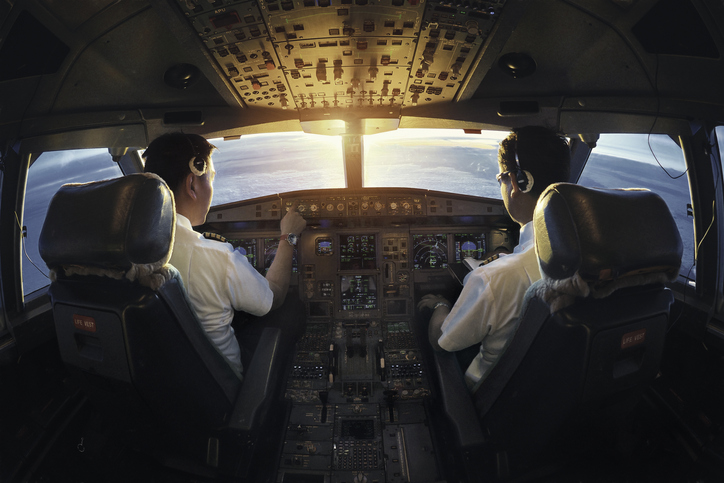 Pilotos na cabine de um avião