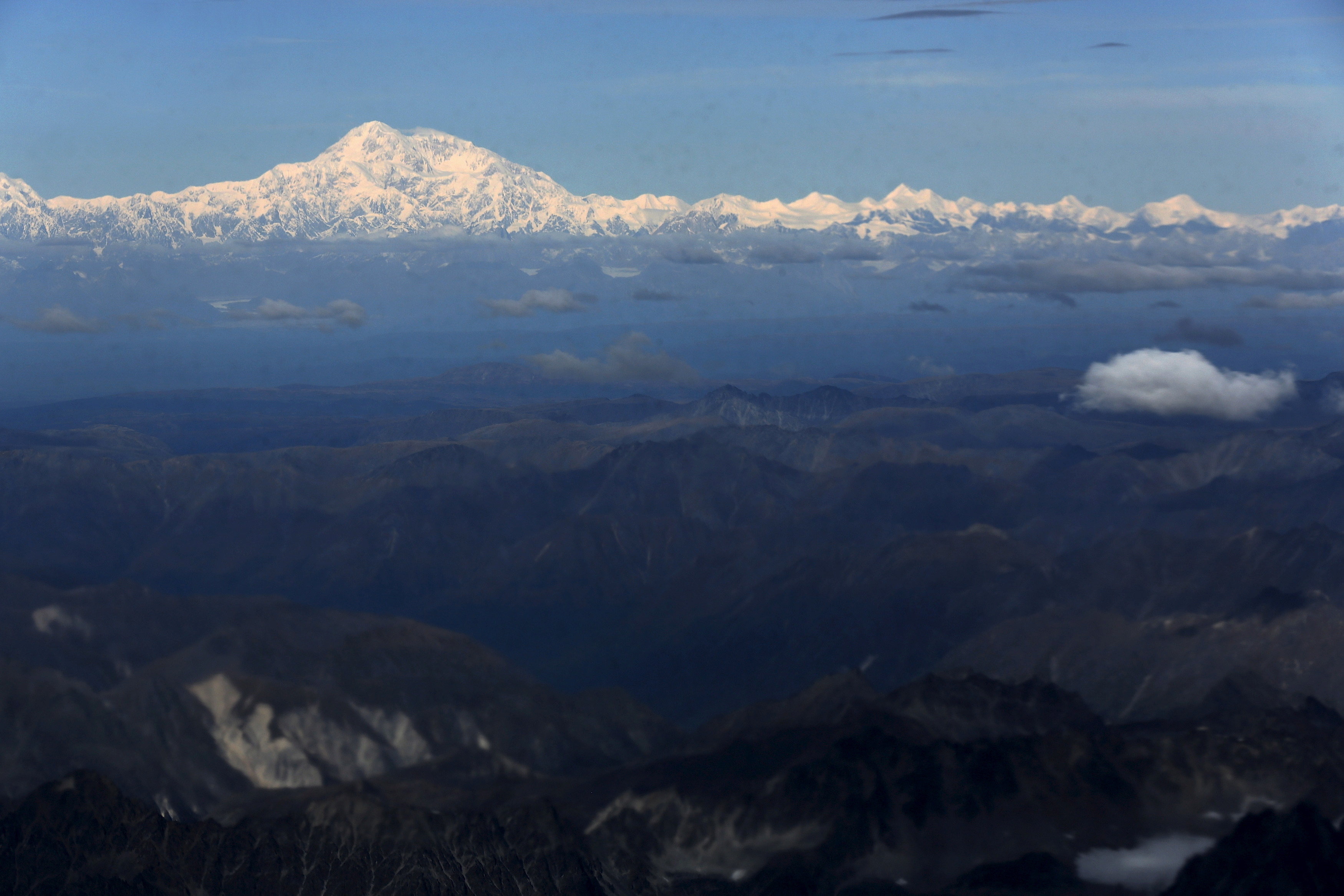 Imagem aérea de monte coberto de neve no Alasca