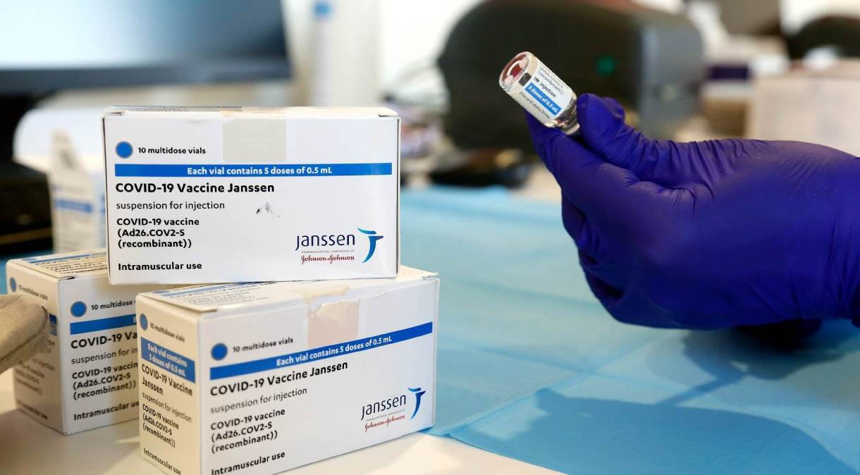 Profissional de saúde prepara dose de vacina da Janssen contra Covid-19 para aplicação