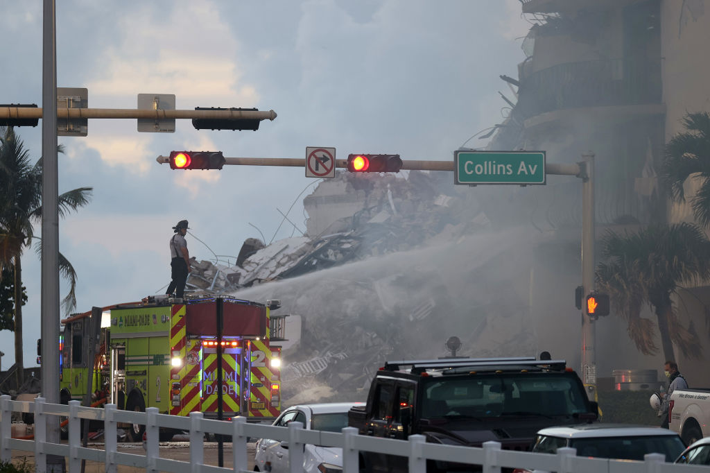 Bombeiros apagam incêndio em prédio que desabou na Flórida; mortos vão a 4