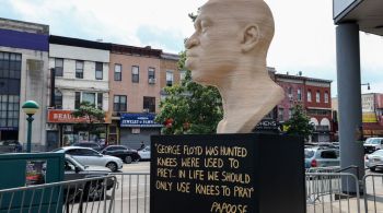 Estátua de homem negro morto por policial branco nos EUA foi pichada com nome de grupo supremacista branco; prefeito de NY disse que ação é desprezível
