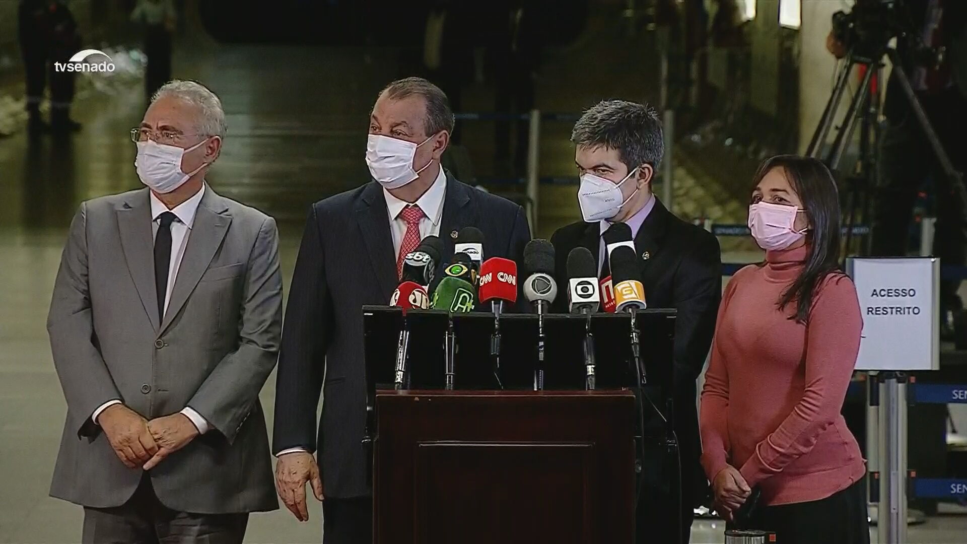 Senadores em coletiva de imprensa após sessão da CPI da Pandemia