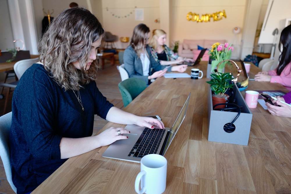 Mulheres trabalhando em um escritório de coworking: retomada da economia será fundamental para manter taxa de desemprego