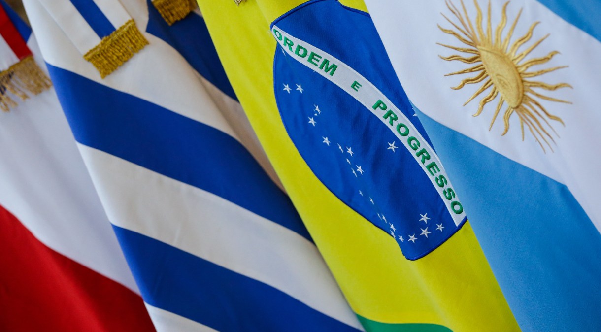 Bandeiras dispostas para a 54ª Cúpula do Mercosul
