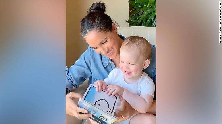 Meghan lê para o seu filho Archie em seu primeiro aniversário, em 06 de maio de 2020. 