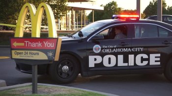 Ao menos três empregados ficaram feridos em lanchonete em Oklahoma City - um deles atingido por um tiro no braço. O local tinha restrições por conta da Covid-19