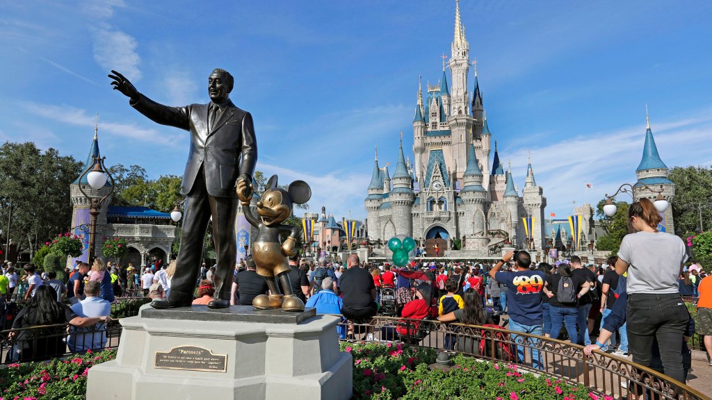 Parques da Disney, nos EUA, sempre reuniram milhares de pessoas em brinquedos