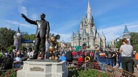 Entenda como governador da Flórida enfrentou a Disney por controle de distrito que abriga parques