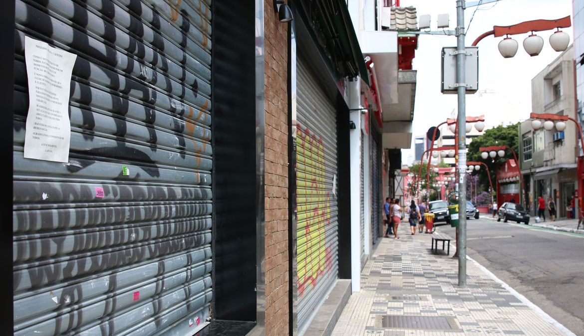 Lojas fechadas na Liberdade, região central de São Paulo